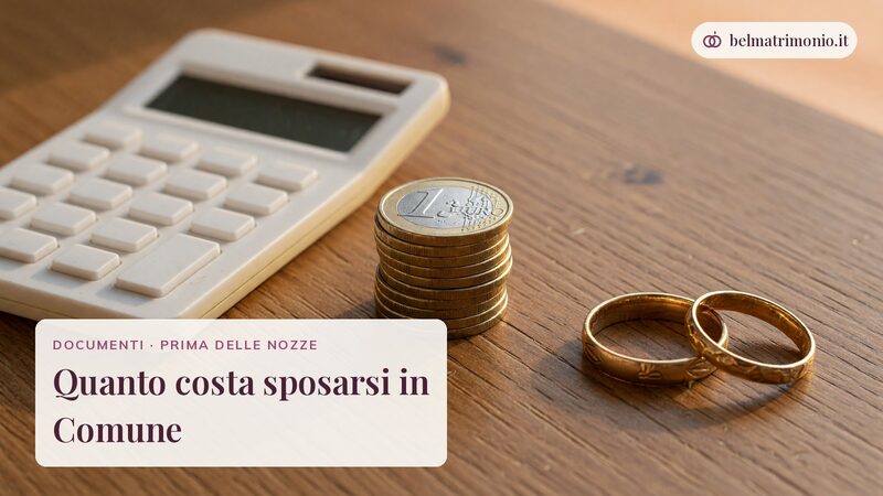 Monete in euro, calcolatrice e fedi su una scrivania, immagine di quanto costa sposarsi in Comune
